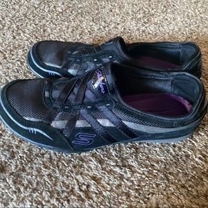 Cushioned laceless sneakers